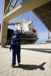 Image du Maroc Professionnelle de  Un ouvrier assiste à l'accostage d'un bateau sur les quai du Groupe OCP (L'Office chérifien des phosphates) au port de Casablanca. Le Groupe OCP est une Société anonyme fondée en 1920 et domiciliée au Maroc. Groupe OCP est le leader mondial des exportations des phosphates et produits dérivés, Lundi 24 Septembre 2007. (Photo / Abdeljalil Bounhar)